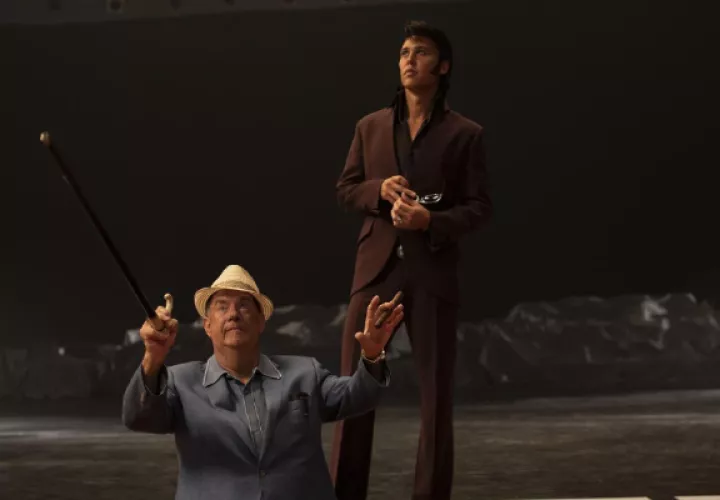 Tom Hands (coronel Tom Parker)  y Austin Butler (Elvis Presley). Foto: EFE