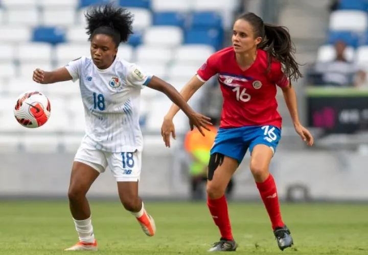 Erika Hernández de Panamá (18) disputa el balón contra  Katherine Alvarado de Costa Rica. Foto:EFE