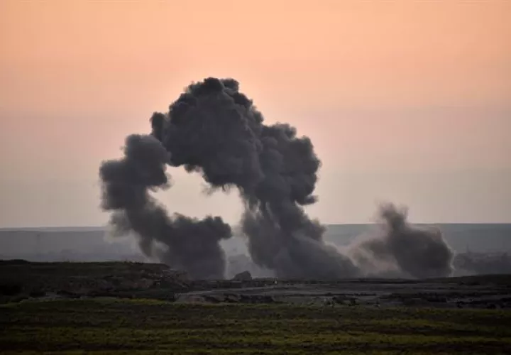 Vista general de una columna de humo después de un ataque aéreo