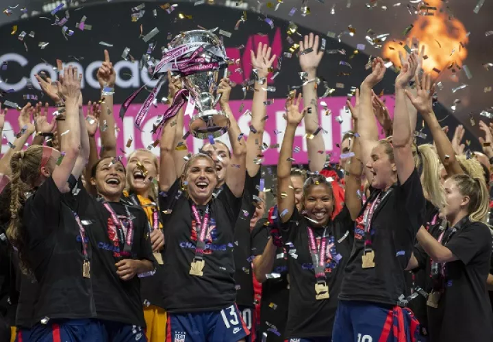 Juadoras del equipo femenino de Estados Unidos festejan el título de la Concacaf. Foto: EFE