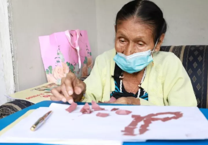 Felipa Ruiz, una orgullosa coclesana de 104 años que aprendió a leer y escribir con la ayuda de su nieta. Foto: Cortesía