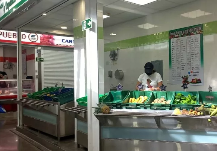 Dos camiones llegaron cargados de mercancía como zanahorias, apio, cebolla, lechuga, repollo, remolacha y papas. Foto/Thays Domínguez