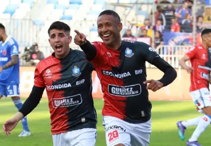 Gabriel 'Gaby' Torres (der.) volvió anotar en Chile. Foto: Twitter
