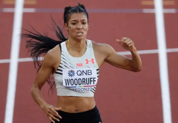 La panameña Gianna Woodruff celebra su clasificación  a la final de los 400 metros con vallas. Foto:EFE