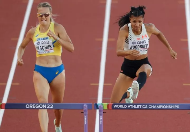 Gianna Woodruff (der.) es la única esperanza que tiene Panamá en el Mundial de Atletismo de obtener alguna medalla. Foto:EFE