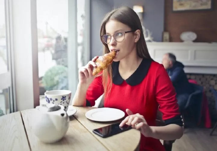 Si lo que te impulsa son las emociones o el estrés, es probable que no estés realmente hambriento. Pexels