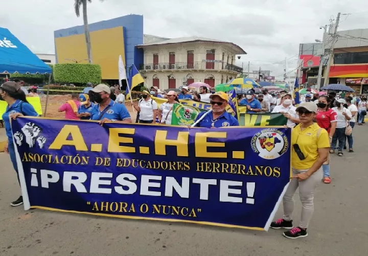 Este sábado los docentes marcharon por las avenidas centrales de Chitré y anunciaron una vigilia la noche del domingo, como medida de protesta. Foto. Thays Domínguez