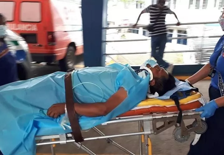 Uno de los heridos fue trasladado al Hospital Rafael Hernández para confirmar o no las lesiones en la columna. Foto. José Vásquez