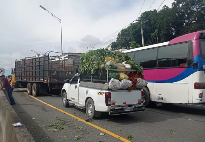 Los transportistas de mercancía perecedera aseguran que el permanecer más de 24 horas en el cierre les está ocasionando pérdidas considerables. Foto. José Vásquez