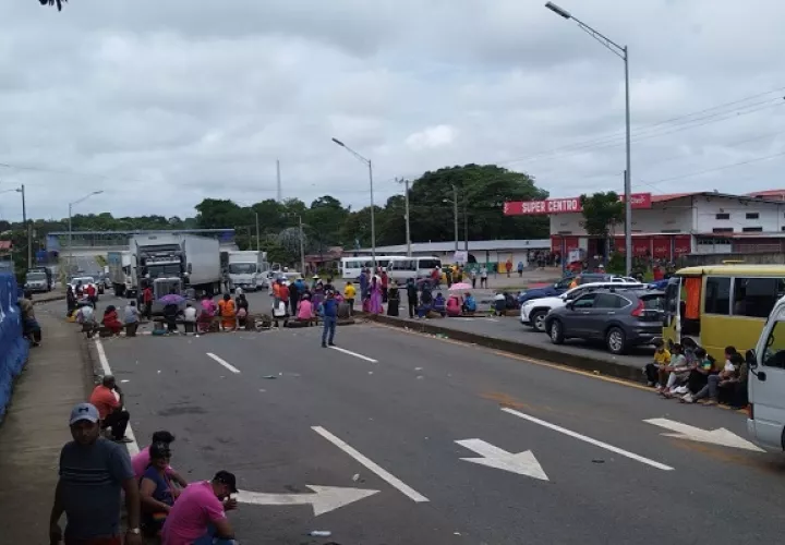 El cierre actual de la vía interamericana genera pérdidas millonarias y afecta de manera indirecta a más de 50 mil personas.. Foto. José Vásquez