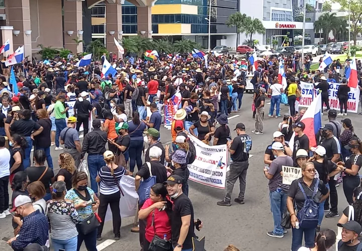 Este viernes, la protesta de los educadores se efectuó en la Contraloría, entidad que publica el comportamiento de la inflación. Foto: Víctor Arosemena