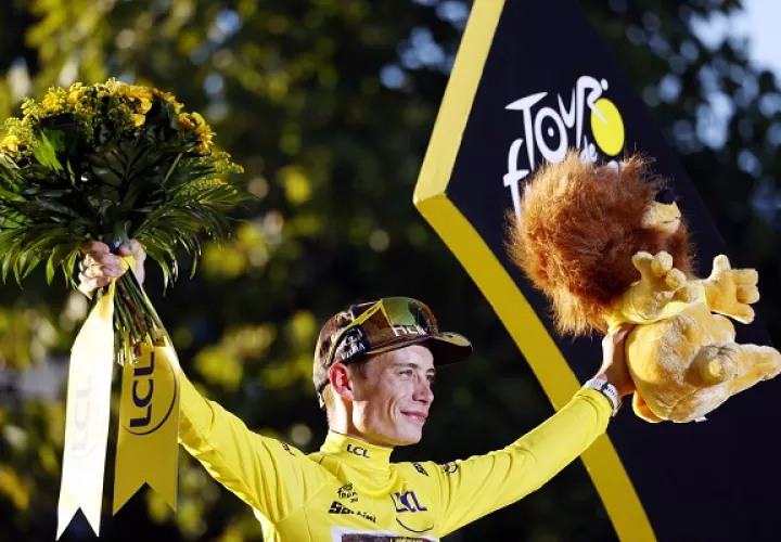 El danés Jonas Vingegaard en el podio en el Tour de Francia. Foto:EFE