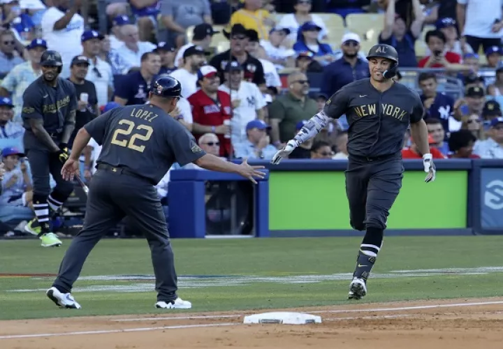  Giancarlo Stanton (der.) festeja con Omar Lopez  su jonrón. Foto: EFE 