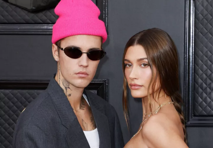 Justin Bieber y la modelo estadounidense Hailey Bieber. Foto: EFE / David Swanson