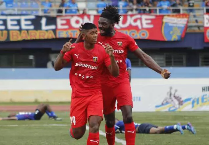 Leonel Tejada de Plaza Amador festeja su gol junto a Manuel Gamboa (der.). Foto:@cdplazaamador