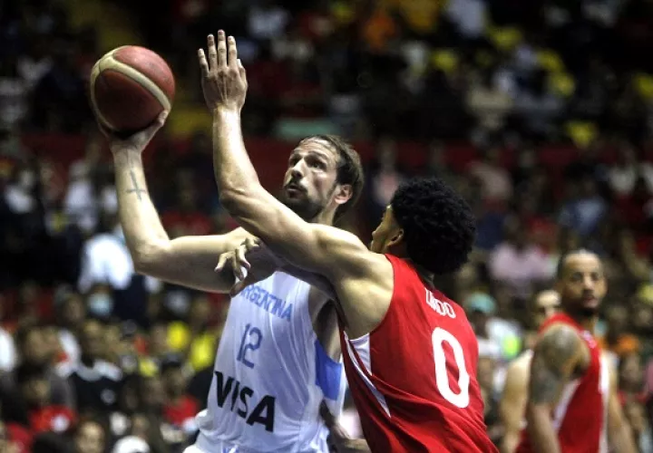 Ricardo Lindo  de Panamá (rojo) defiende ante Marcos Delia de Argentina. Foto: EFE
