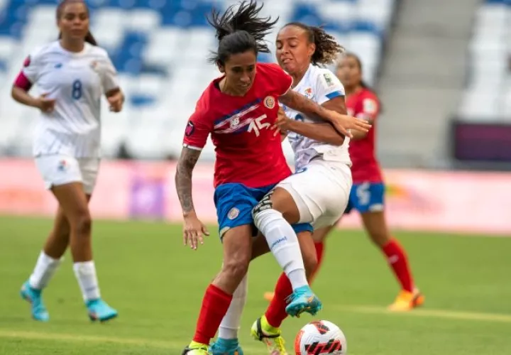Cristin Granados (rojo) de la selección femenil de Costa Rica disputa el balón con Lineth Cedeño de Panamá. Foto:EFE 