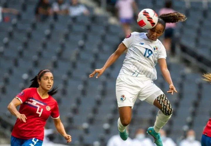 Lineth 'Palito' Cedeño remata el balón en  una jugada contra Costa Rica. Foto:EFE