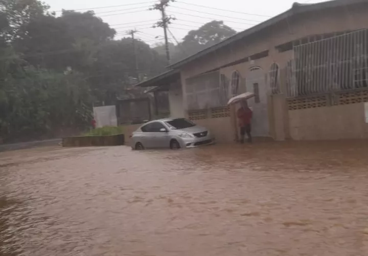 Muchas casas y locales comerciales se vieron afectados, con el ingreso de las aguas.Foto: Diomedes Sánchez 