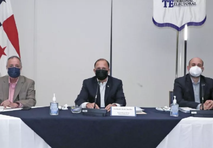 Cuestionan el cambio  de postura tomado por dos de los tres magistrados del Tribunal Electoral.  Archivo