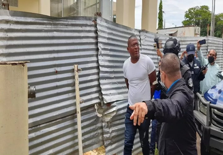 Manuel Murillo, al momento de su traslado, solo se limitó a pedir la rebaja del combustible, evadiendo los cuestionamientos de los periodistas sobre lo ocurrido con los productores. Foto. José Vásquez