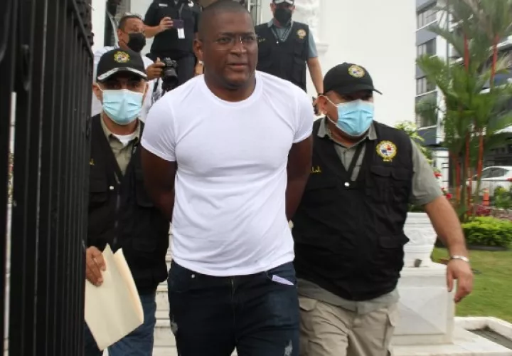 Se entrega hombre que presuntamente amenazaba con prender camiones en caravana humanitaria. Foto: Víctor Arosemena