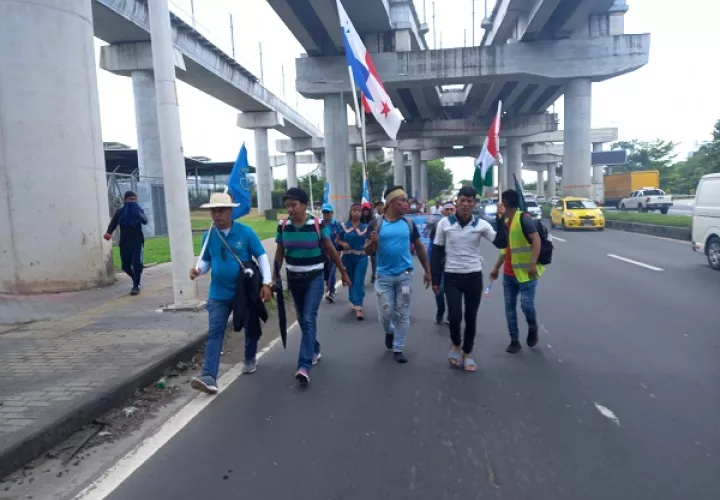 Los indígenas y simpatizantes iniciaron su marcha en el puente sobre el río Pacora. Foto: Francisco Paz