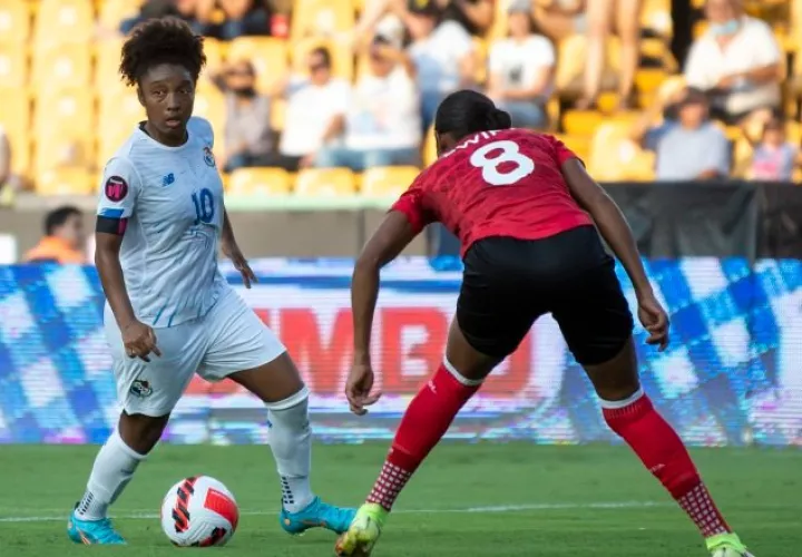 Marta Cox (10) de la selección femenil de Panamá disputa el balón con Victoria Swift  de la selección de Trinidad y Tobago. Foto:EFE 