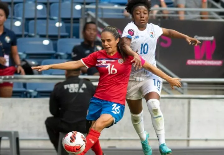 Katherine Alvarado (rojo) de la selección femenil de Costa Rica disputa el balón con Marta Cox de Panamá. Foto:EFE