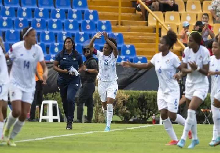 Marta Cox (10) festeja su gol contra Trinidad y Tobago. Foto: EFE