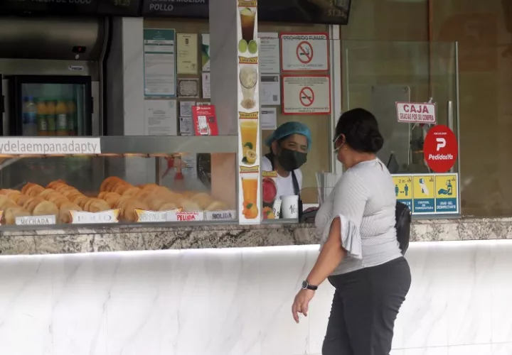 Con la pandemia surgieron comentarios de que el uso de la mascarilla debía mantenerse en restaurantes y fondas, por higiene. Foto: Víctor Arosemena
