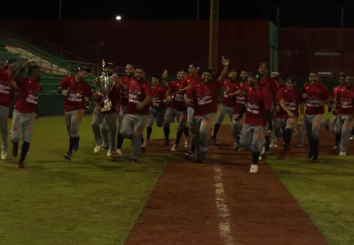 Jugadores de Panamá Metro hacen su recorrido por las bases del Kenny Serracín con el trofeo. Foto: Fedebeis