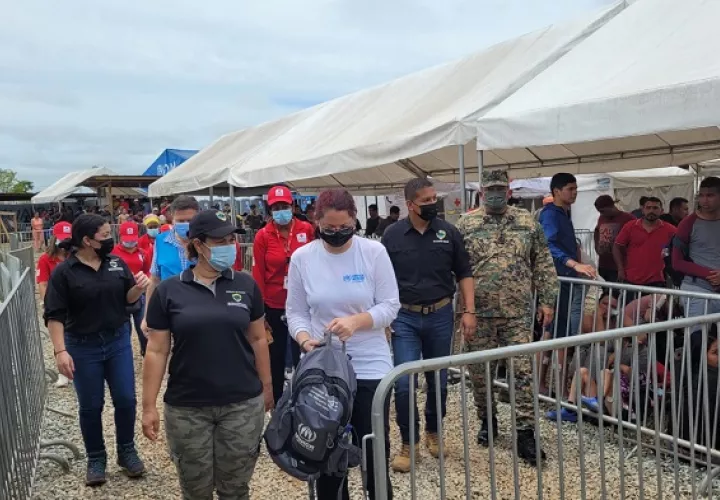 La jefa de Comunicación Global de ACNUR, Joung-ah Ghedini-Williams y la líder de la Misión ACNUR Panamá, Philippa Candler, visitaron la estación receptora de San Vicente a inicios de este mes. Foto: Cortesía Migración