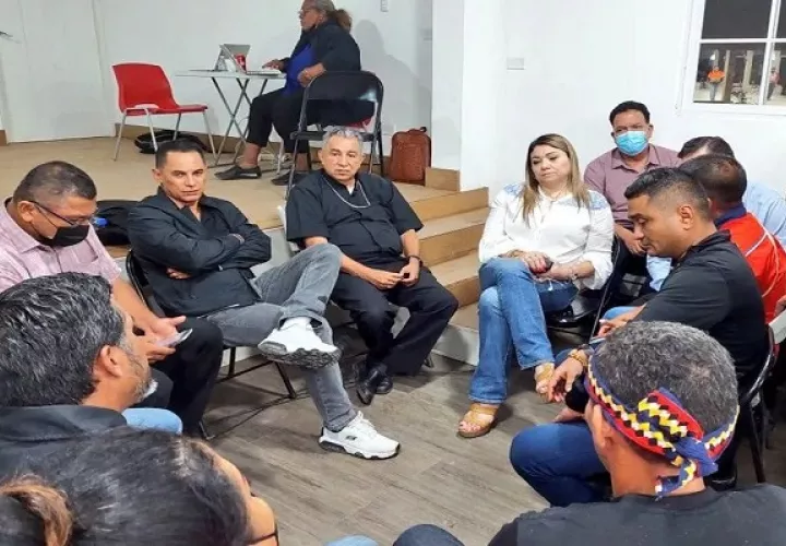 Monseñor José Domingo Ulloa junto a representantes de diferentes sectores. Foto: Panorama Católico