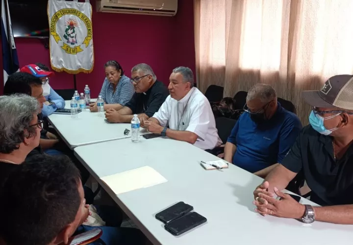 El Monseñor José Domingo Ulloa, reunido con los docentes en la sede de la AEVE. Foto: Melquiades Vásquez 