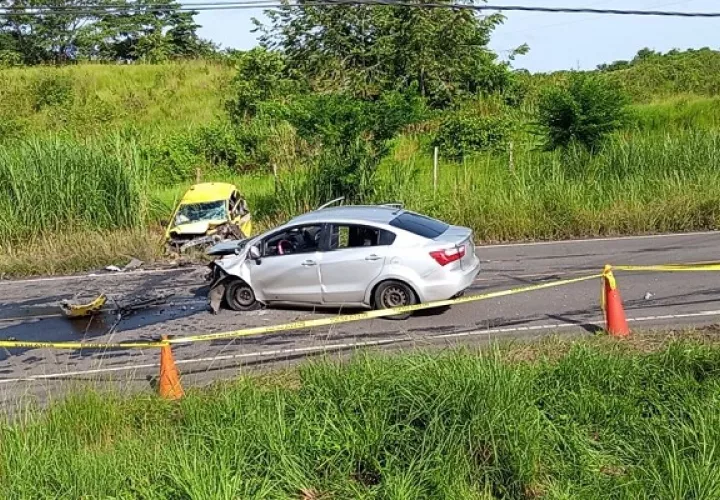 Cuatro personas que viajaban en un taxi y un auto particular murieron al colisionar de frente.