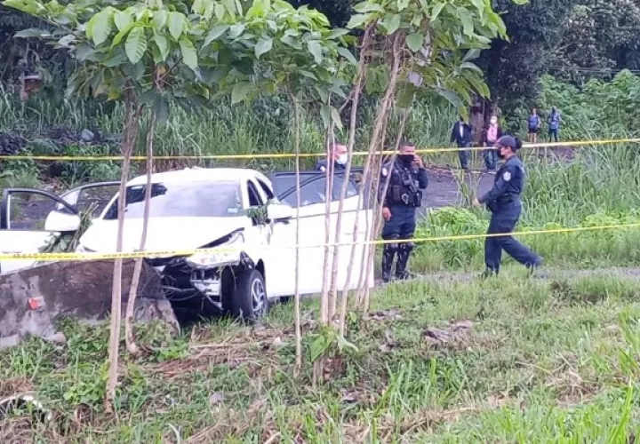 Personal del Ministerio Público (MP) ubicaron dentro del automóvil en que viajaban las víctimas una pistola. Foto. Eric Montenegro