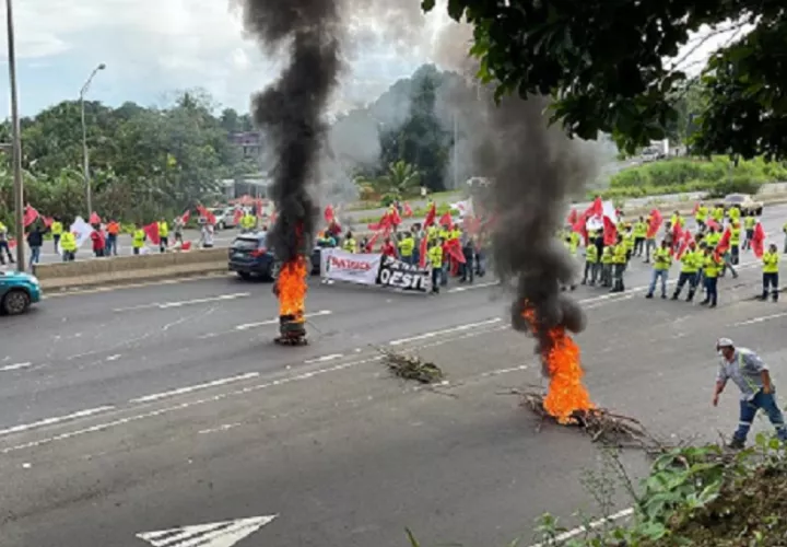 En Arraiján, obreros del Suntrac, procedieron a incendiar neumáticos. Foto: Eric A. Montenegro 