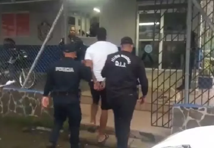 El ciudadano aprehendido se encontraba oculto en una residencia, la cual fue objeto de registro y allanamiento por parte de las autoridades. Foto. Eric Montenegro