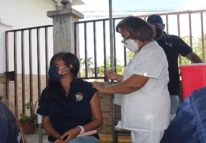 Según datos del PAI, en el primer semestre de este año se han aplicado 432,590 vacunas, entre influenza y covid-19 para adultos y niños. Foto. Eric Montenegro