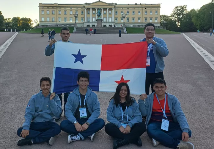 Eidrian Pérez, Adrian Frauca, Ana Maza y Jorge Liu (sentados); acompañados de Luis Gabriel Peña y Leonel Castillo, cooordinadores de la delegación panameña en la LXIII Olimpiada Internacional de Matemática. Cortesía