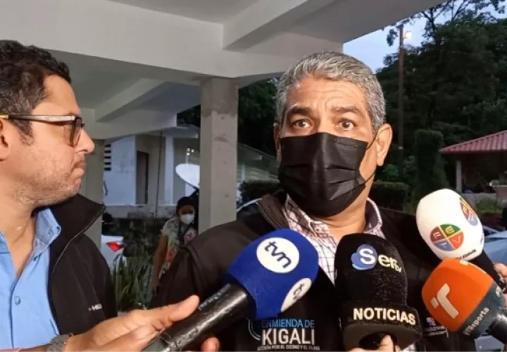 Luis Francisco Sucre durante un receso de la mesa única de diálogo. Foto: KL