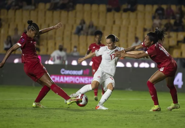 Rebeca Espinosa (der.) y Yerenis de Leon (izq.) de la selección femenil de Panamá disputan el balón con Jessie Fleming (blanco) Canadá. Foto:EFE