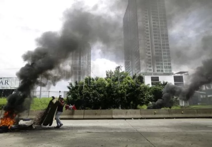 Los cierres de calles se mantienen en diferentes puntos del país. Foto: EFE