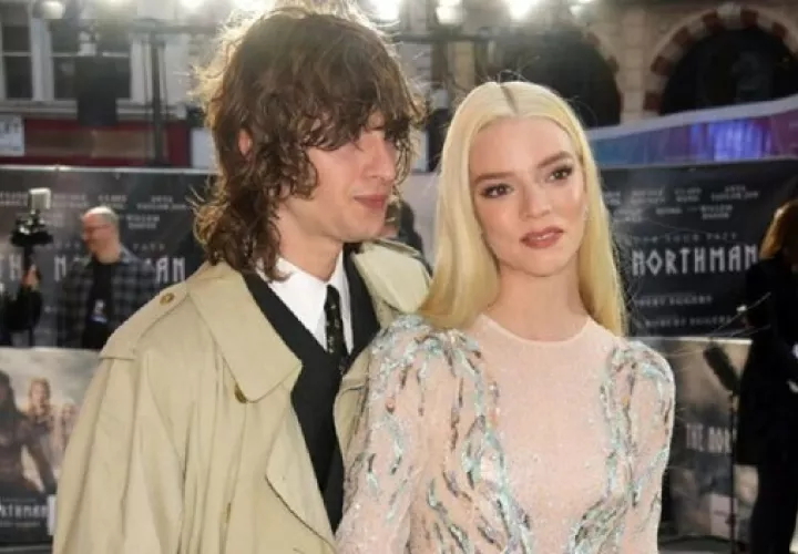 Malcom McRae y Anya Taylor-Joy. Foto: Twitter