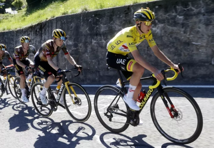 El ciclista  esloveno Tadej Pogacar sigue líder en el Tour de Francia. Foto:EFE