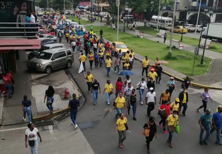 Los docentes se concentraron este viernes en la calle 10 avenida Central de la ciudad de Colón. Foto: Diomedes Sánchez