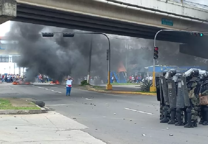 Las unidades antidisturbios de la Policía Nacional lanzaron gases lacrimógenos. Foto: Melquiades Vásquez