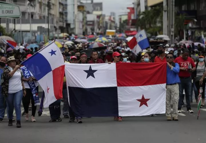 Decenas de personas entre docentes, estudiantes y simpatizantes de la causa se movilizan hacia la Asamblea Nacional