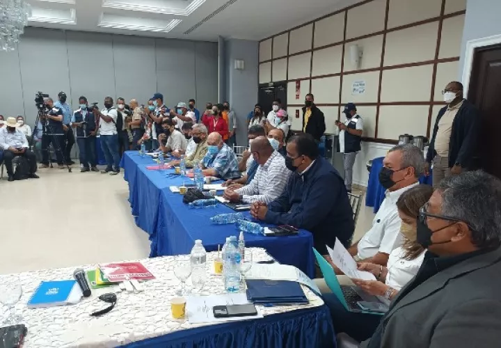 El defensor del Pueblo Eduardo Leblanc, a solicitud de la Anadepo, dirigió la mesa de diálogo. Foto: Melquiades Váquez 